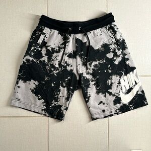 MEN'S NIKE TIE-DYED SHORTS IN WOLF GREY